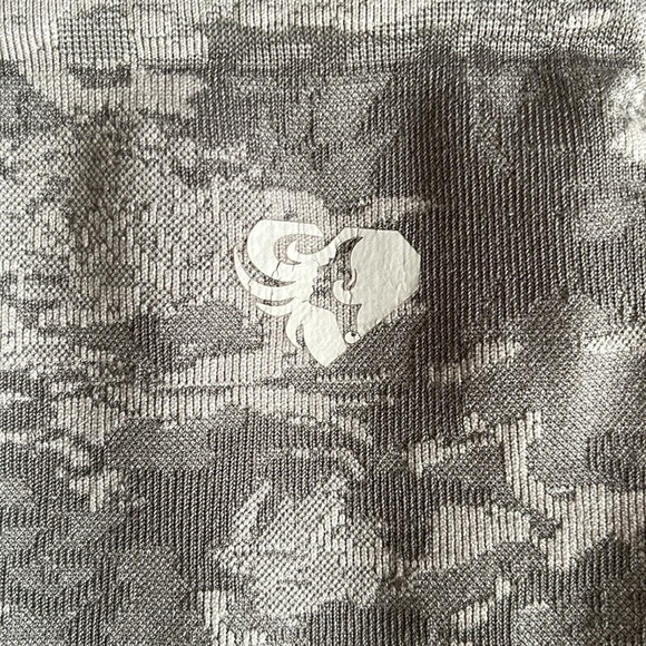 Women’s Best Seamless Camo Leggings - Picture 2 of 3